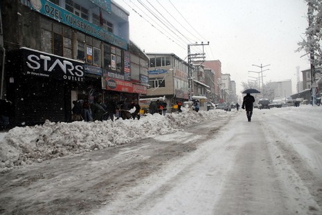 Yüksekovada dün Sabah saatlerinde etkili olmaya başlayan kar yağışı hayatı durma noktasına getirdi.