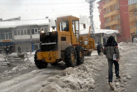 Yüksekovada dün Sabah saatlerinde etkili olmaya başlayan kar yağışı hayatı durma noktasına getirdi.