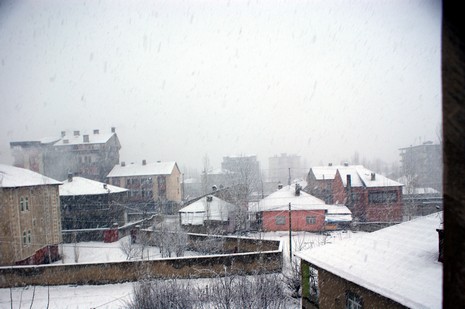 Yüksekovada dün Sabah saatlerinde etkili olmaya başlayan kar yağışı hayatı durma noktasına getirdi.