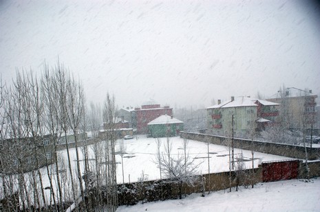 Yüksekovada dün Sabah saatlerinde etkili olmaya başlayan kar yağışı hayatı durma noktasına getirdi.