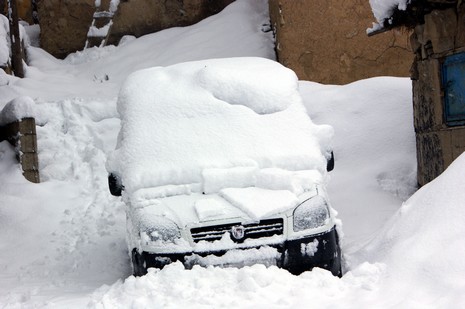 Yüksekovada dün Sabah saatlerinde etkili olmaya başlayan kar yağışı hayatı durma noktasına getirdi.