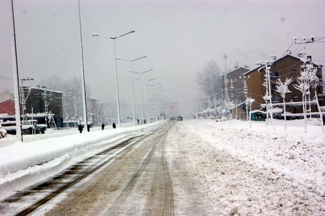 Yüksekovada dün Sabah saatlerinde etkili olmaya başlayan kar yağışı hayatı durma noktasına getirdi.