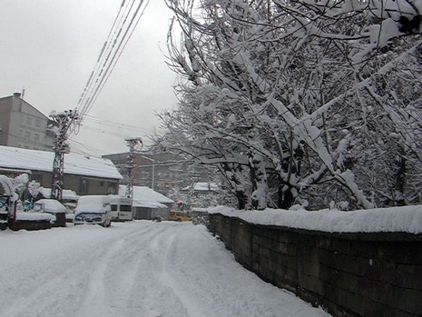 Yüksekovada dün Sabah saatlerinde etkili olmaya başlayan kar yağışı hayatı durma noktasına getirdi.