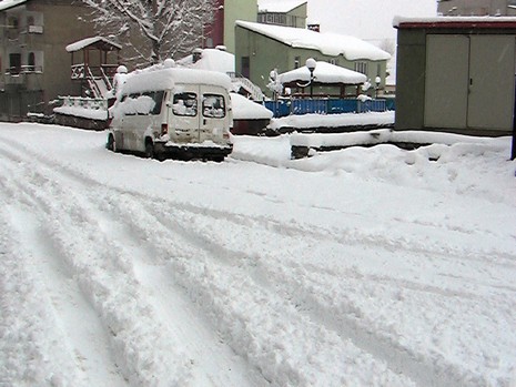 Yüksekovada dün Sabah saatlerinde etkili olmaya başlayan kar yağışı hayatı durma noktasına getirdi.