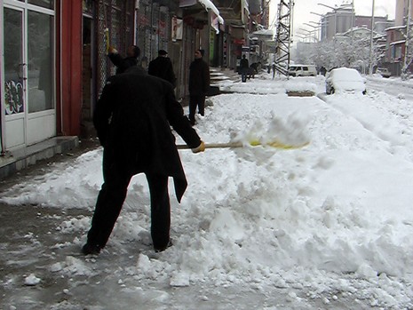 Yüksekovada dün Sabah saatlerinde etkili olmaya başlayan kar yağışı hayatı durma noktasına getirdi.