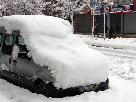 Yüksekovada dün Sabah saatlerinde etkili olmaya başlayan kar yağışı hayatı durma noktasına getirdi.