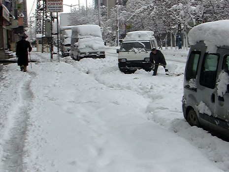 Yüksekovada dün Sabah saatlerinde etkili olmaya başlayan kar yağışı hayatı durma noktasına getirdi.