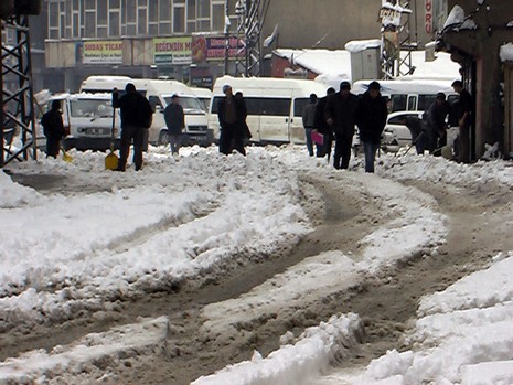 Yüksekovada dün Sabah saatlerinde etkili olmaya başlayan kar yağışı hayatı durma noktasına getirdi.