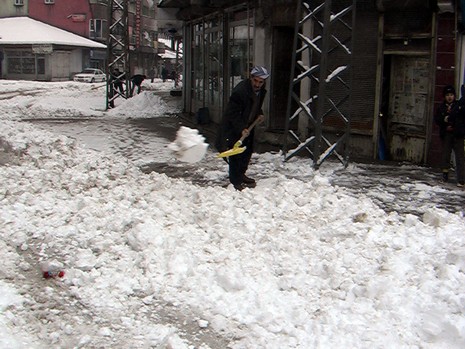 Yüksekovada dün Sabah saatlerinde etkili olmaya başlayan kar yağışı hayatı durma noktasına getirdi.