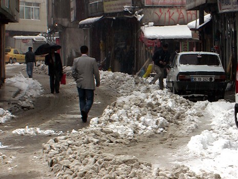 Yüksekovada dün Sabah saatlerinde etkili olmaya başlayan kar yağışı hayatı durma noktasına getirdi.