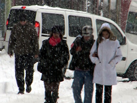 Yüksekovada dün Sabah saatlerinde etkili olmaya başlayan kar yağışı hayatı durma noktasına getirdi.