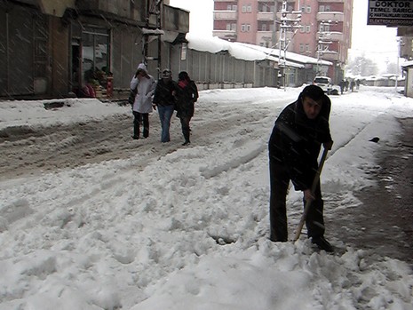 Yüksekovada dün Sabah saatlerinde etkili olmaya başlayan kar yağışı hayatı durma noktasına getirdi.
