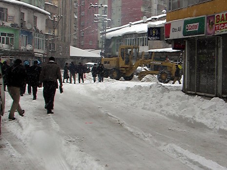Yüksekovada dün Sabah saatlerinde etkili olmaya başlayan kar yağışı hayatı durma noktasına getirdi.