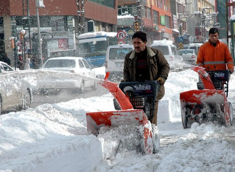 Van'da etkisini gösteren kar yağışı hayatı felç etti.