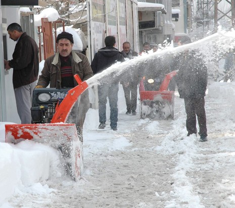 Van'da etkisini gösteren kar yağışı hayatı felç etti.
