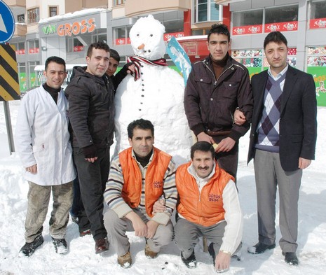 Van'da etkisini gösteren kar yağışı hayatı felç etti.