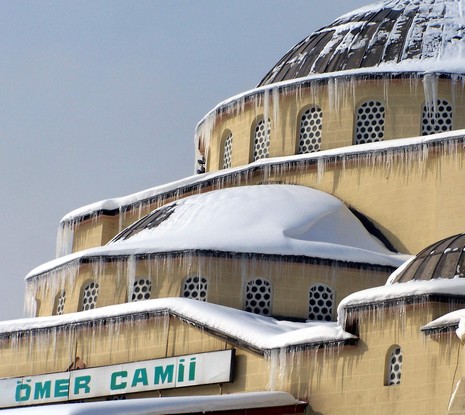 Van'da etkisini gösteren kar yağışı hayatı felç etti.