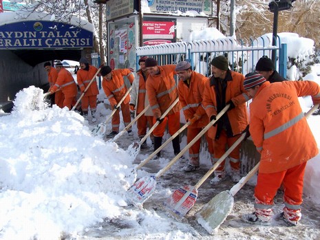 Van'da etkisini gösteren kar yağışı hayatı felç etti.