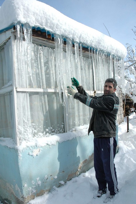 Van'da etkisini gösteren kar yağışı hayatı felç etti.