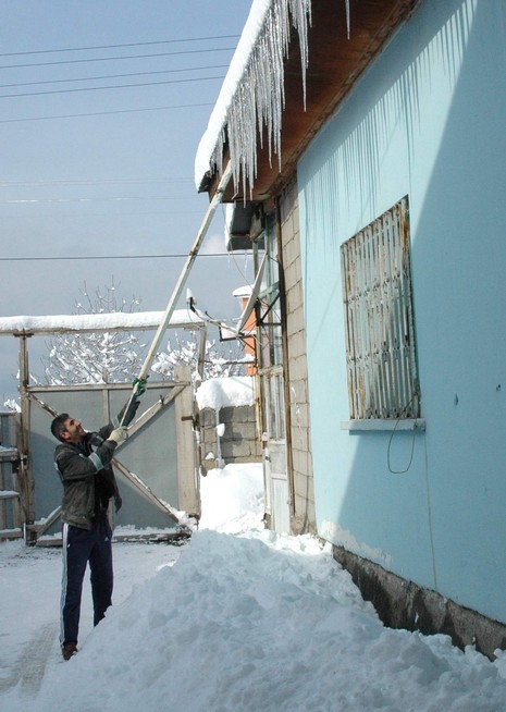 Van'da etkisini gösteren kar yağışı hayatı felç etti.