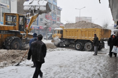 Van'da etkisini gösteren kar yağışı hayatı felç etti.