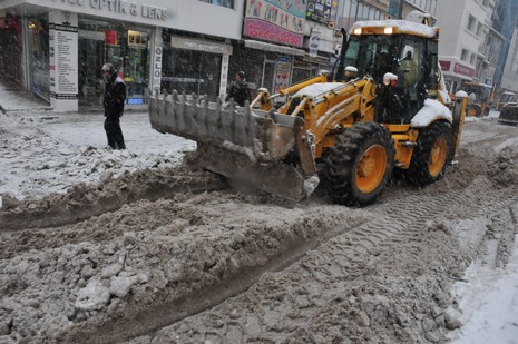 Van'da etkisini gösteren kar yağışı hayatı felç etti.