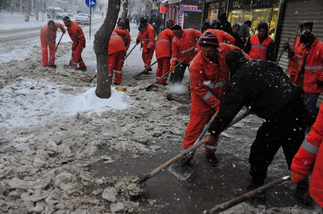 Van'da etkisini gösteren kar yağışı hayatı felç etti.