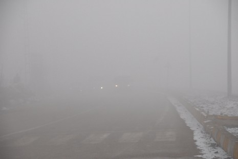 Yüksekova'da dün akşam saatlerinde bastıran sis hayatı olumsuz etkiliyor 