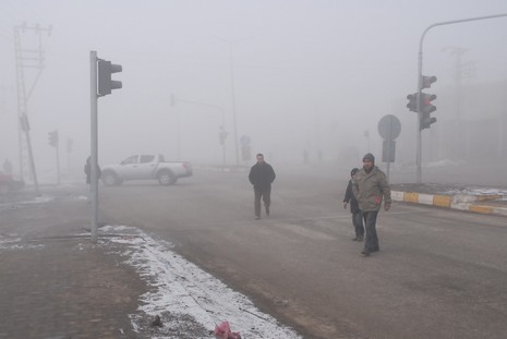 Yüksekova'da dün akşam saatlerinde bastıran sis hayatı olumsuz etkiliyor 