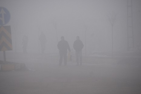 Yüksekova'da dün akşam saatlerinde bastıran sis hayatı olumsuz etkiliyor 