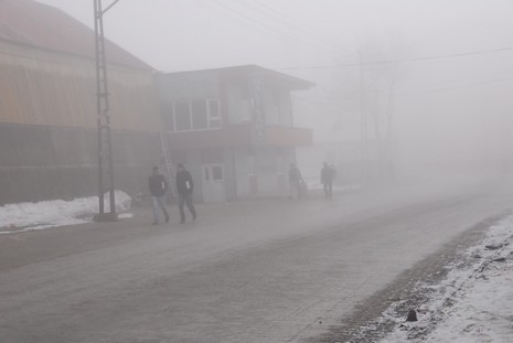 Yüksekova'da dün akşam saatlerinde bastıran sis hayatı olumsuz etkiliyor 