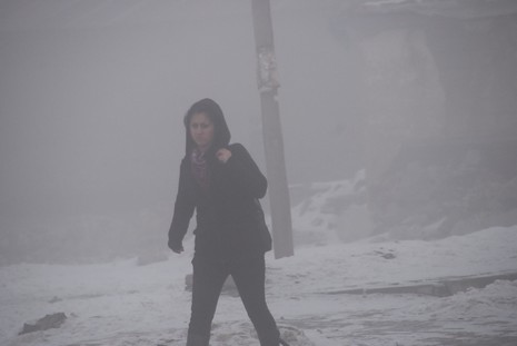 Yüksekova'da dün akşam saatlerinde bastıran sis hayatı olumsuz etkiliyor 