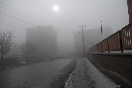 Yüksekova'da dün akşam saatlerinde bastıran sis hayatı olumsuz etkiliyor 