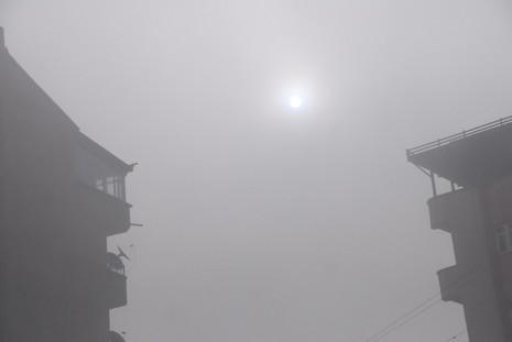 Yüksekova'da dün akşam saatlerinde bastıran sis hayatı olumsuz etkiliyor 