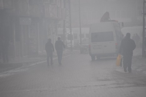 Yüksekova'da dün akşam saatlerinde bastıran sis hayatı olumsuz etkiliyor 