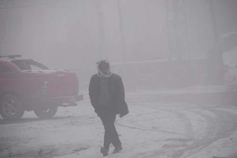 Yüksekova'da dün akşam saatlerinde bastıran sis hayatı olumsuz etkiliyor 