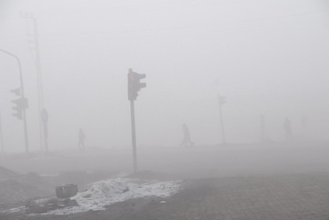 Yüksekova'da dün akşam saatlerinde bastıran sis hayatı olumsuz etkiliyor 