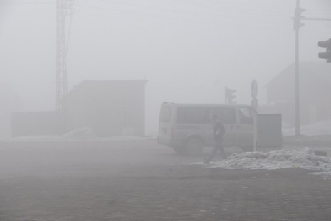 Yüksekova'da dün akşam saatlerinde bastıran sis hayatı olumsuz etkiliyor 