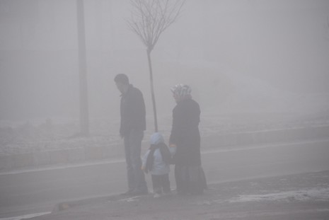 Yüksekova'da dün akşam saatlerinde bastıran sis hayatı olumsuz etkiliyor 