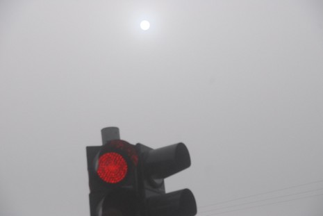 Yüksekova'da dün akşam saatlerinde bastıran sis hayatı olumsuz etkiliyor 