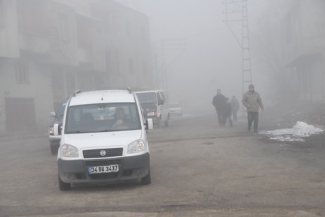Yüksekova'da dün akşam saatlerinde bastıran sis hayatı olumsuz etkiliyor 