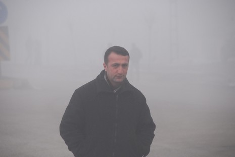 Yüksekova'da dün akşam saatlerinde bastıran sis hayatı olumsuz etkiliyor 