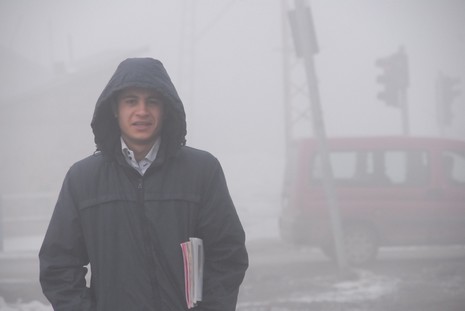 Yüksekova'da dün akşam saatlerinde bastıran sis hayatı olumsuz etkiliyor 