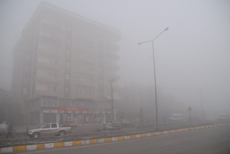 Yüksekova'da dün akşam saatlerinde bastıran sis hayatı olumsuz etkiliyor 