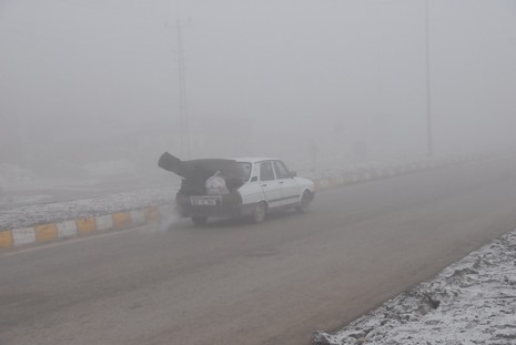 Yüksekova'da dün akşam saatlerinde bastıran sis hayatı olumsuz etkiliyor 