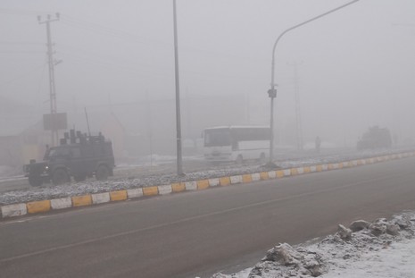 Yüksekova'da dün akşam saatlerinde bastıran sis hayatı olumsuz etkiliyor 