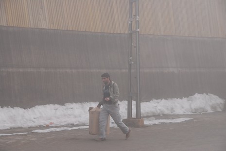 Yüksekova'da dün akşam saatlerinde bastıran sis hayatı olumsuz etkiliyor 