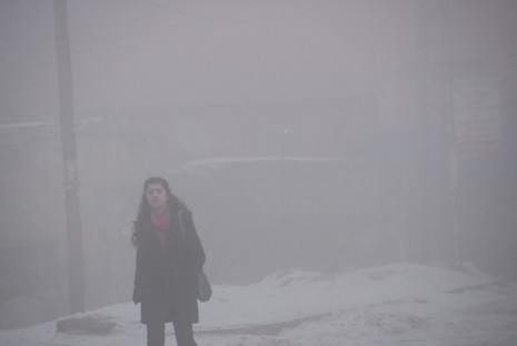 Yüksekova'da dün akşam saatlerinde bastıran sis hayatı olumsuz etkiliyor 
