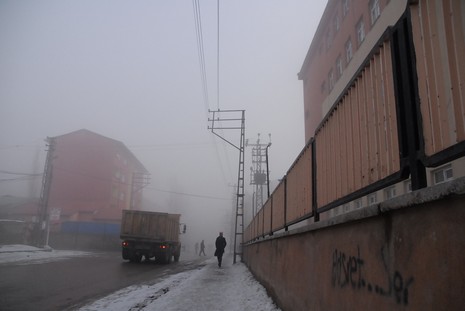 Yüksekova'da dün akşam saatlerinde bastıran sis hayatı olumsuz etkiliyor 