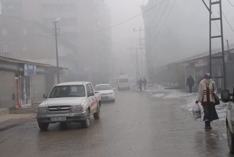 Yüksekova'da dün akşam saatlerinde bastıran sis hayatı olumsuz etkiliyor 